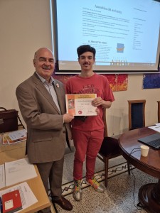 Fabio riceve l'attestato del progetto Nonna Company