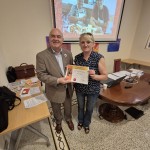Tania riceve l'attestato del progetto Nonna Company