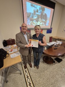 Tania riceve l'attestato del progetto Nonna Company